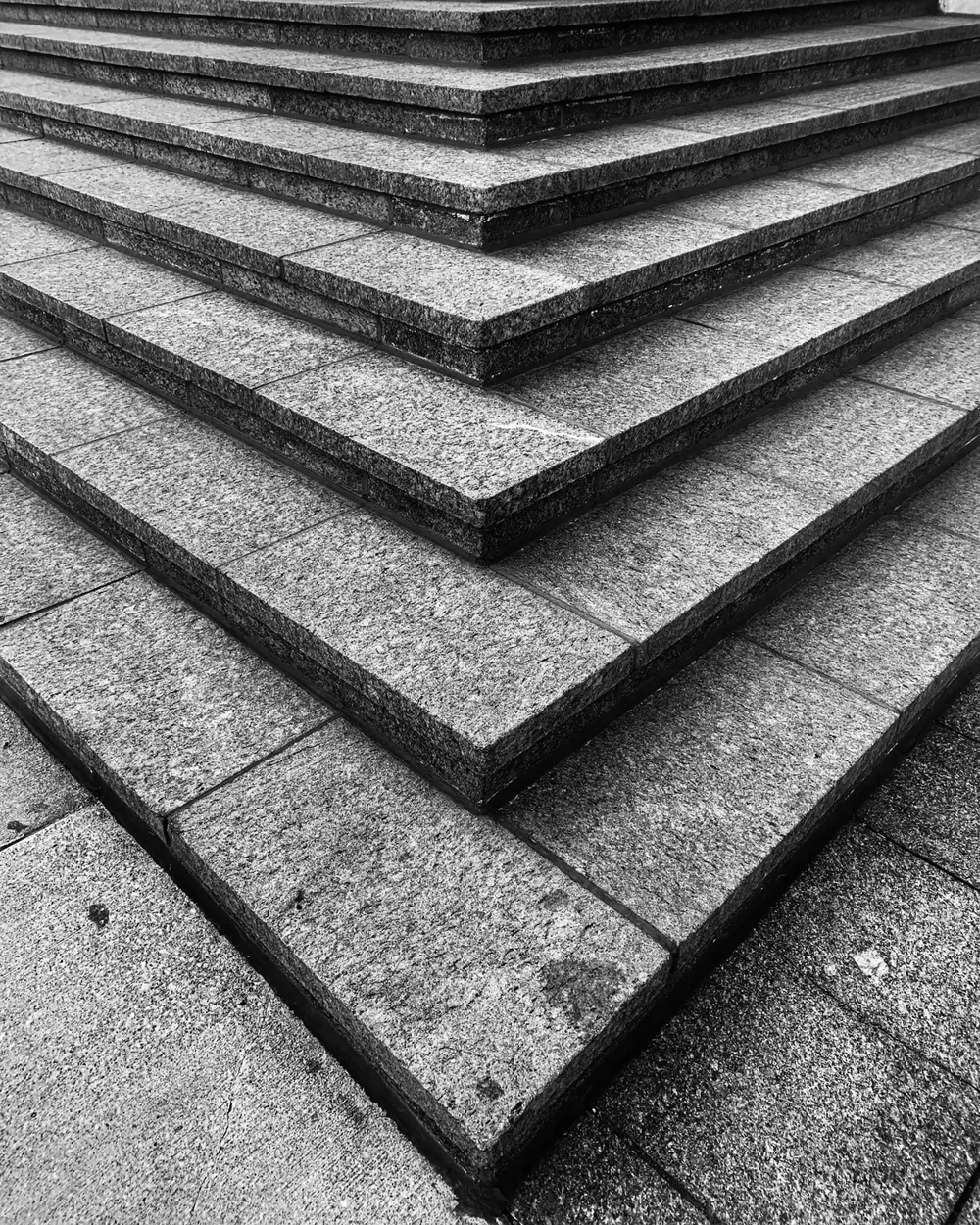 Symetryczne schody z kostki brukowej z wyrazistymi betonowymi stopniami