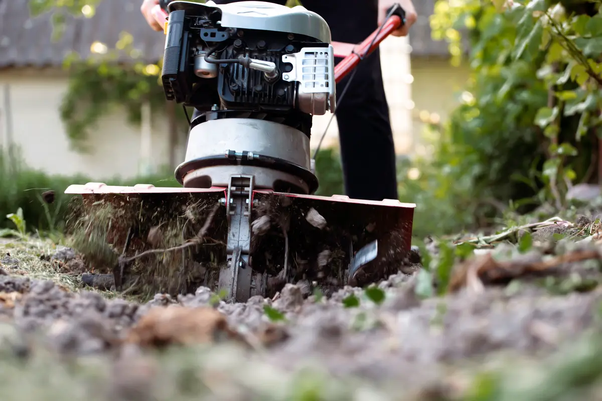 Usługi glebogryzarką podczas rozdrabniania gleby w ogrodzie