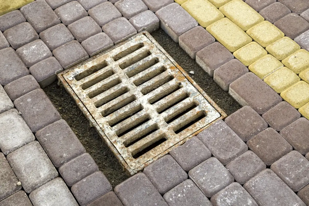 Odwodnienia liniowe z metalowym rusztem i precyzyjnie ułożoną kostką brukową